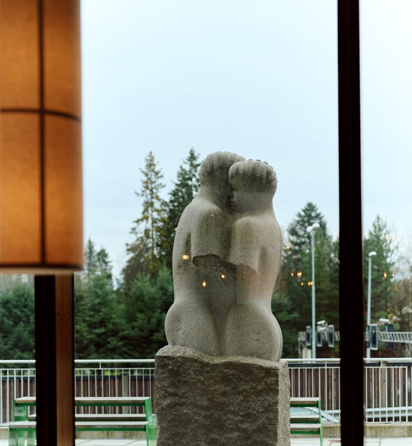 Skulptur i betong sett gjennom vindu