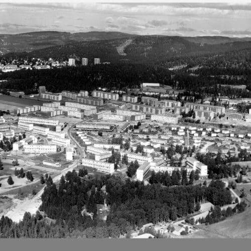 Flyfoto over boligfelt med hvite bygninger på Veitvet